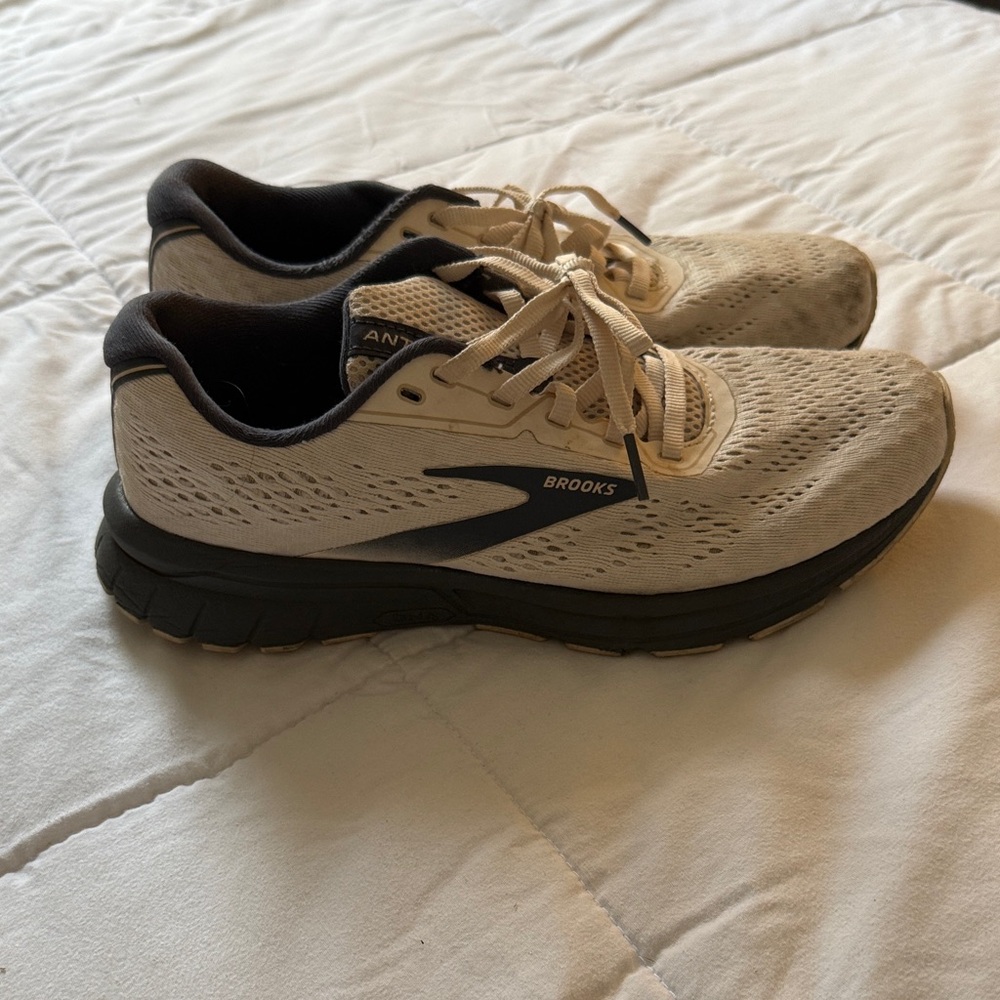 Brooks Women's Beige and Black Run Neutral Cushion Sneakers